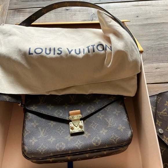 Louis Vuitton Monogram Pochette Metis - Picture 15 of 16